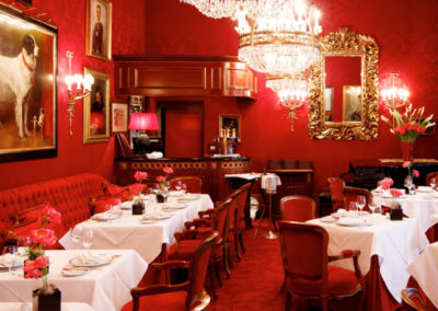 Rot wie die Liebe: Das Restaurant Rote Bar im Wiener Hotel Sacher.