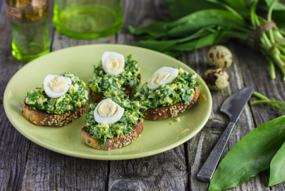 Bärlauch-Bruschetta mit Wachtelei