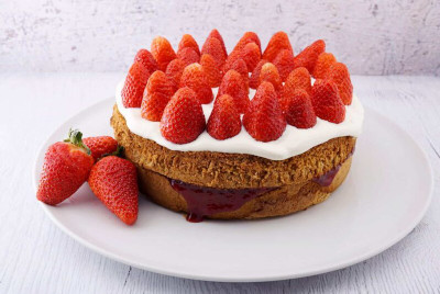 Schneller Mandelkuchen mit Erdbeeren