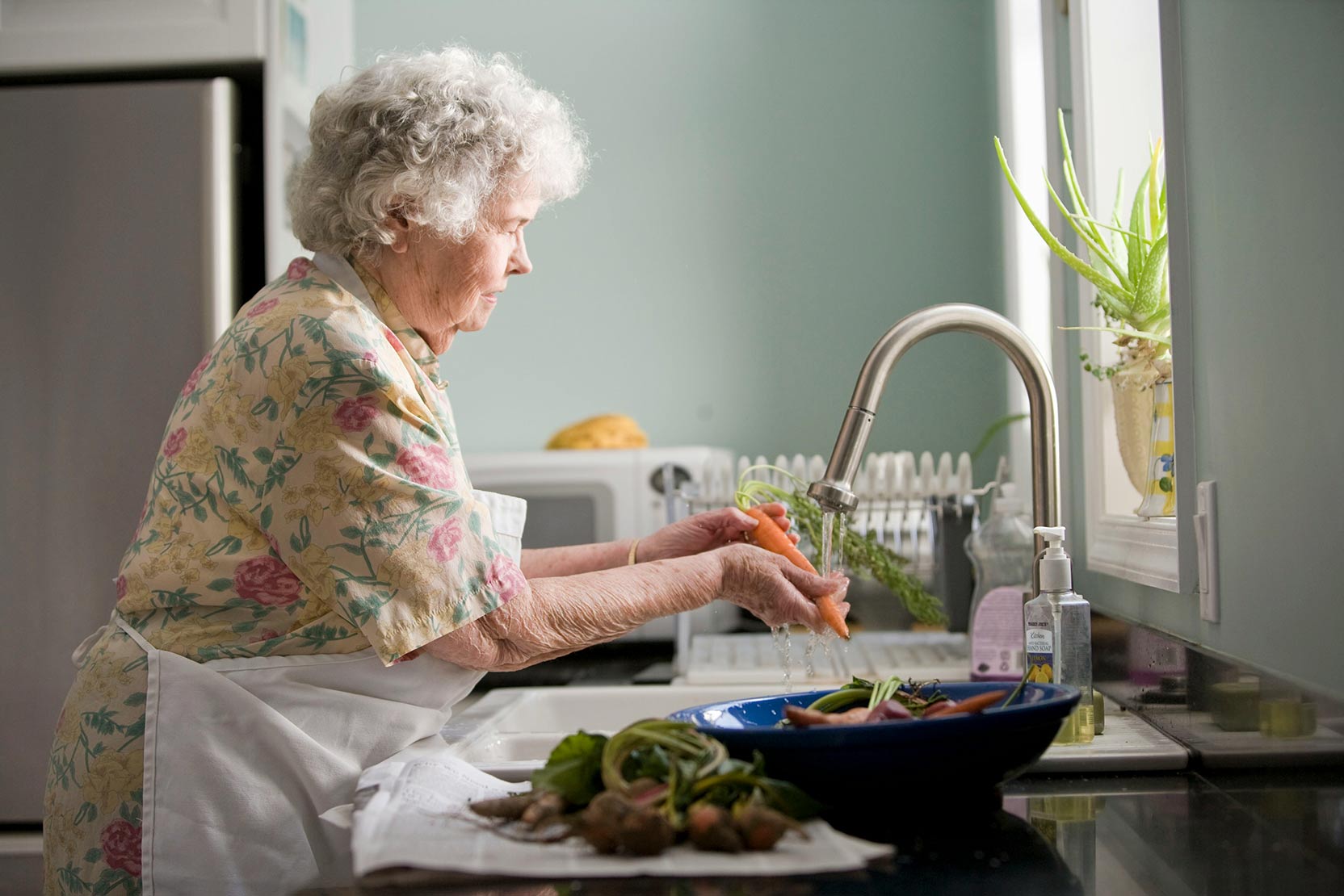 Oma in der Küche